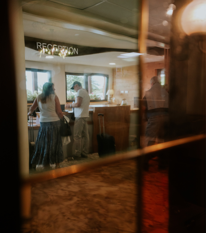 {s1-image-779x783-alt-description_text}}